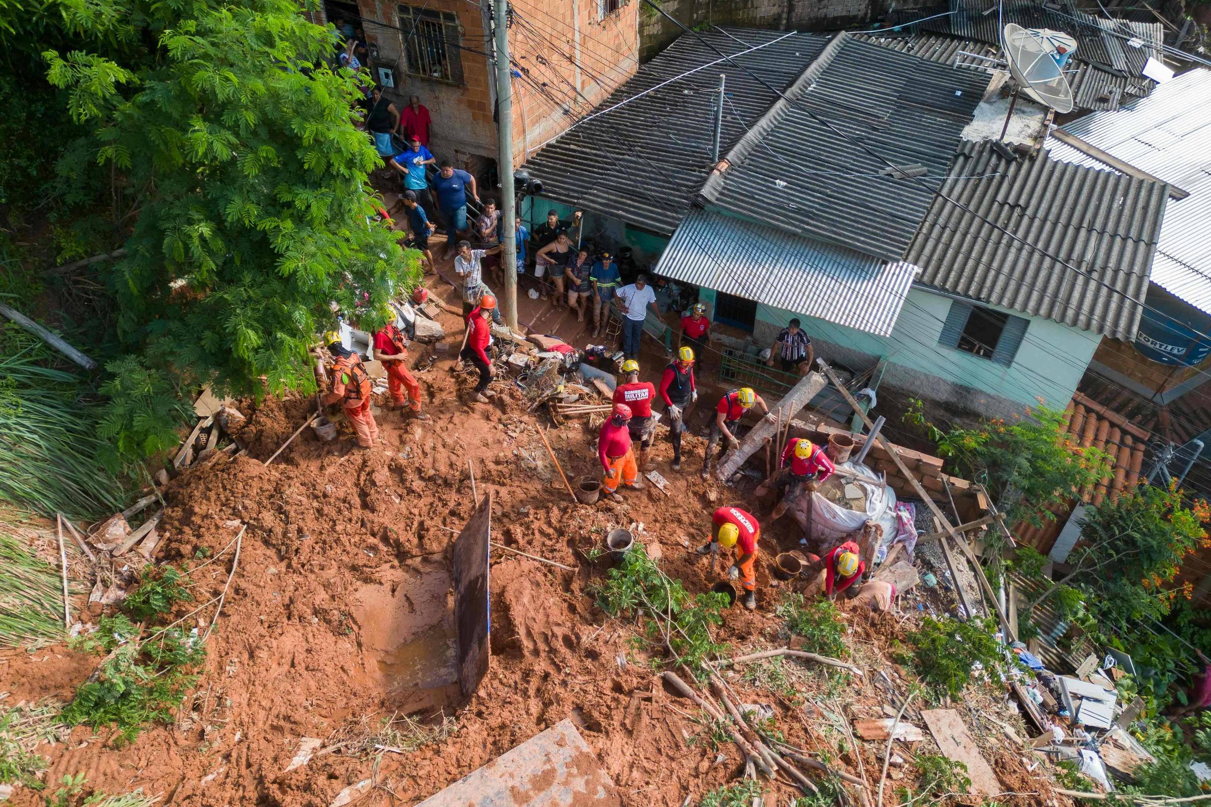 Chuva deixa 220 desabrigados e temor de novos deslizamentos no interior de MG